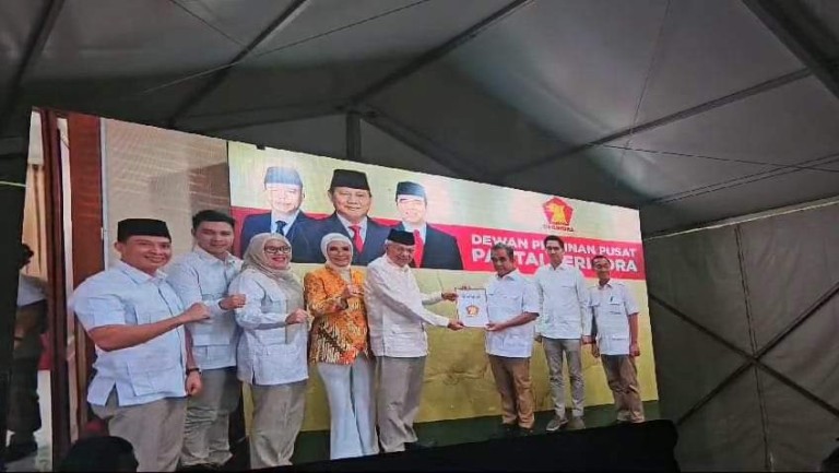 Mawardi Yahya dan R.A. Anita Noeringhati menerima Surat Persetujuan Pencalonan Sebagai Gubernur dan Wakil Gubernur dari Partai Gerindra. (Musi News / Fauzi)