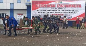 Simulasi Sistem Pengamanan Kota (Sispam-kota) dalam rangka Ops Mantap Praja Musi 2024, di Lapangan Terminal Randik Sekayu, hari Minggu tanggal 25 Agustus 2024.