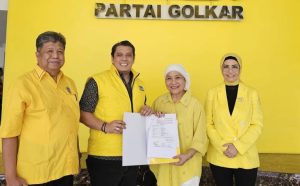 R.A. Anita Noeringhati mendampingi Pengurus DPP Partai Golkar, menyerahkan Surat Persetujuan Pencalonan Hj. Lucianty dan H. Syaparuddin sebagai Bupati dan Wakil Bupati Kabupaten Musi Banyuasin, di DPP Partai Golkar, Jakarta, hari Senin tanggal 27 Agustus 2024. (MusiNews.id / Edi Triono)
