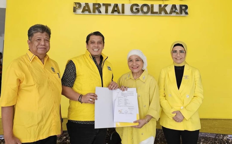 R.A. Anita Noeringhati mendampingi Pengurus DPP Partai Golkar, menyerahkan Surat Persetujuan Pencalonan Hj. Lucianty dan H. Syaparuddin sebagai Bupati dan Wakil Bupati Kabupaten Musi Banyuasin, di DPP Partai Golkar, Jakarta, hari Senin tanggal 27 Agustus 2024. (MusiNews.id / Edi Triono)