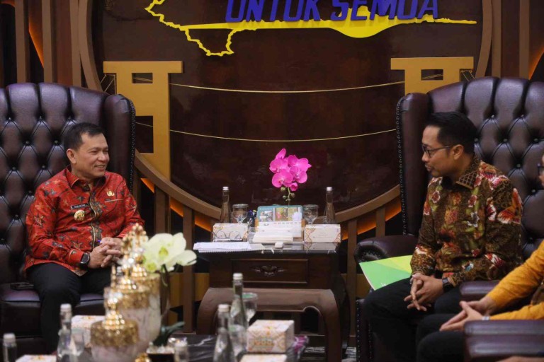 Elen Setiadi Menerima Kepala Kantor Wilayah BPJS Ketenagakerjaan Sumbagsel, Muhyidin beserta jajaran dalam rangka silaturahmi dan pelaksanaan Program Jaminan Sosial Ketenagakerjaan Kota Palembang. Bertempat di Ruang Tamu Gubernur, Kamis (1/8/2024).