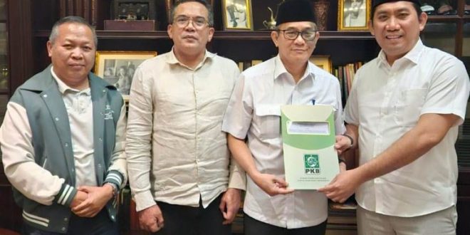 Heri Amalindo dan Popo Ali Martopo menerima Surat Keputusan dari Partai Kebangkitan Bangsa untuk maju pada Pemilihan Gubernur Provinsi Sumatera Selatan Tahun 2024. (MusiNews.id/Edi Triono)