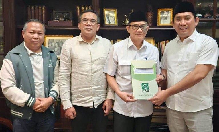 Heri Amalindo dan Popo Ali Martopo menerima Surat Keputusan dari Partai Kebangkitan Bangsa untuk maju pada Pemilihan Gubernur Provinsi Sumatera Selatan Tahun 2024. (MusiNews.id/Edi Triono)