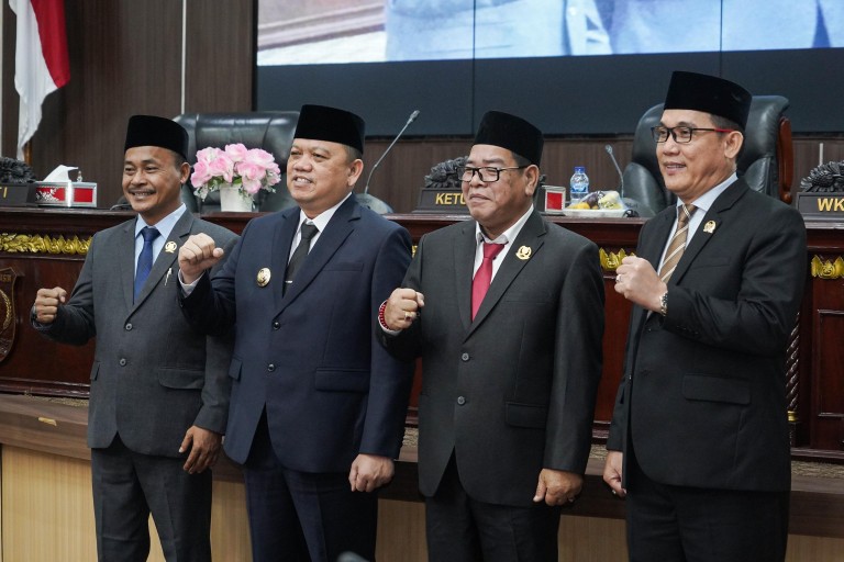 Pj Bupati Sandi Fahlepi bersama Pimpinan DPRD Muba, Rabu (31/7/2024) di Ruang Rapat Paripurna DPRD Kabupaten Musi Banyuasin