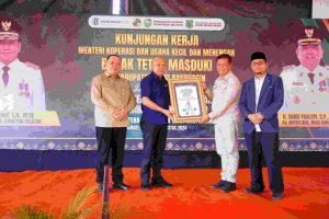 Menteri Koperasi UKM RI Teten Masduki bersama Pj Bupati Muba H Sandi Fahlepi, Jumat (2/8/2024).
