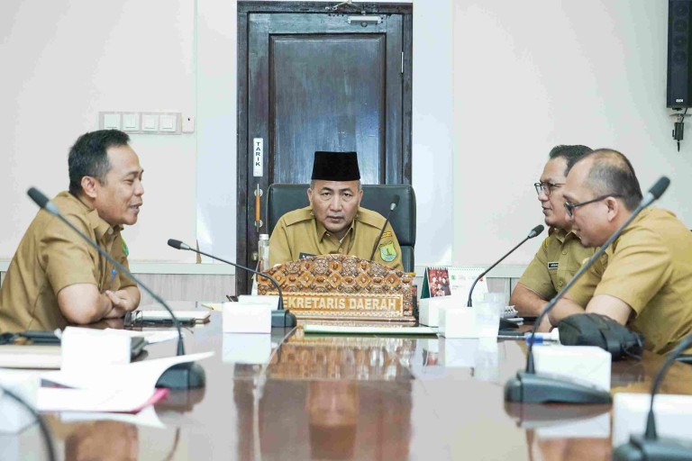 H Apriyadi MSi mengikuti rakor tersebut di Ruang Rapat Sekda Muba, didampingi Plt Kepala Bappeda Muba Sunaryo SSTP MM, Kepala Dinas Sosial Muba Ardiansyah SE MM, dan Kepala Dinas PU PR Muba Alva Elan SST M PSDA, Senin (5/8/2024).