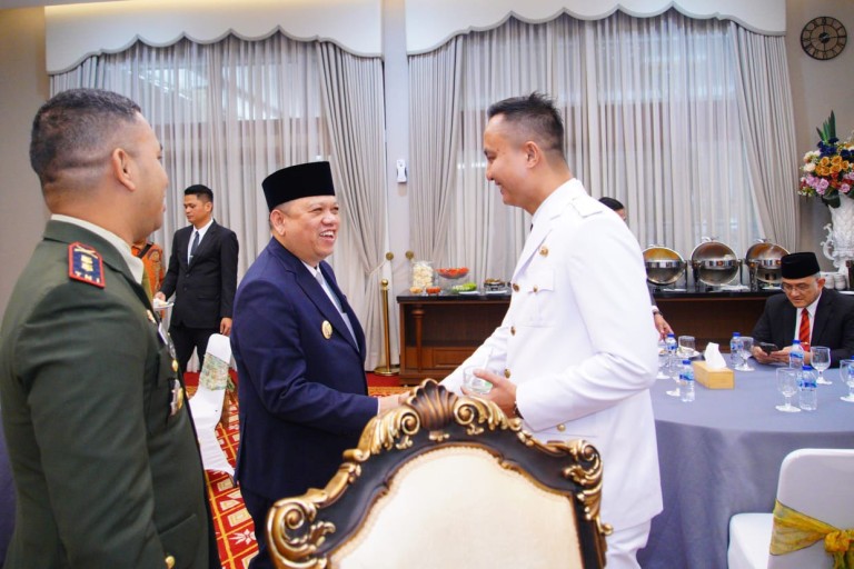 Pelantikan dilakukan oleh Pj Gubernur Elen Setiadi di Griya Agung pada Minggu (11/8) pukul 10. 00 WIB.