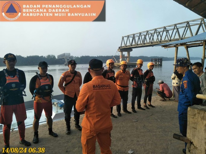 Jembatan penghubung di Kecamatan Lalan Kabupaten Muba ambruk.