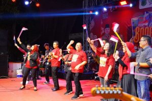 Sejak pukul 14.00 WIB (17/8/2024), masyarakat memadati Taman Air Sekayu depan Rumah Dinas Bupati Muba untuk menyaksikan Festival Bongen 2024