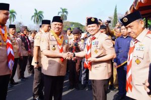 Pj Bupati Sandi Fahlepi disematkan Lencana Melati dan Ketua Majelis Pembimbing Cabang Muba Drs Apriyadi MSi yang juga Sekda Muba mendapatkan Piagam Karya Bakti