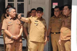Pj Walikota A Damenta saat meninjau langsung Gedung KBTR di dampingi Kepala Dinas Kebudayaan Palembang, Affan Prapanca, Senin (29/7/2024).
