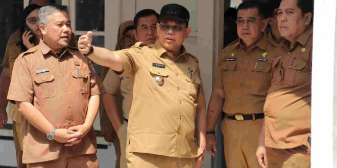 Pj Walikota A Damenta saat meninjau langsung Gedung KBTR di dampingi Kepala Dinas Kebudayaan Palembang, Affan Prapanca, Senin (29/7/2024).