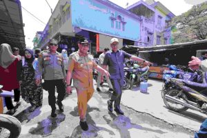 Pj Walikota A Damenta melakukan peninjauan secara langsung di Pasar 16 Ilir, Selasa (6/8/2024) siang.