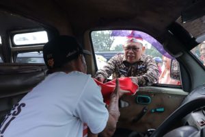 Pj Walikota A Damenta bersama Forum Komunikasi Pimpinan Daerah (Forkompimda) membagikan ribuan bendera merah putih kepada masyarakat dan pengendara yang melintas di Simpang 5 DPRD Sumatera Selatan (Sumsel), Kamis (15/8/2024) pagi.