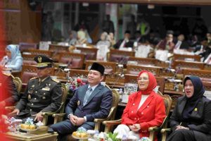 Elen Setiadi bersama Forkopimda Sumsel mendengarkan Pidato Kenegaraan Presiden RI dalam rangka memperingati HUT Kemerdekaan RI Ke 75 "Nusantara Baru, Indonesia Maju" secara virtual melalui siaran langsung TVRI yang ditayangkan di Ruang Rapat Paripurna DPRD Provinsi Sumsel, Jumat, (16/8/2024).