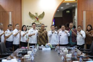 Elen Setiadi memimpin diskusi permasalahan lahan dan zonasi pada lokasi proyek pengembangan stasiun LRT Ampera di Palembang bersama Millenium Challenge Account (MCA) Indonesia II bertempat di Ruang Rapat Gubernur Sumsel, Rabu, (7/8/2024).
