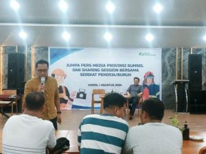 Kepala BPJS Ketenagakerjaan Kanwil Sumbagsel, Muhyidin, menyampaikan materi program perlindungan kepada pekerja pada Jumpa Pers Media Provinsi Sumatera Selatan (Sumsel) dan Sharing Session bersama Serikat Pekerja/Buruh di Royal PGC Golf Lounge Palembang, hari Kamis tanggal 1 Agustus 2024. (MusiNews.id/Hairudin)