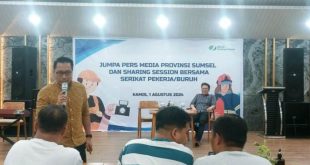 Kepala BPJS Ketenagakerjaan Kanwil Sumbagsel, Muhyidin, menyampaikan materi program perlindungan kepada pekerja pada Jumpa Pers Media Provinsi Sumatera Selatan (Sumsel) dan Sharing Session bersama Serikat Pekerja/Buruh di Royal PGC Golf Lounge Palembang, hari Kamis tanggal 1 Agustus 2024. (MusiNews.id/Hairudin)