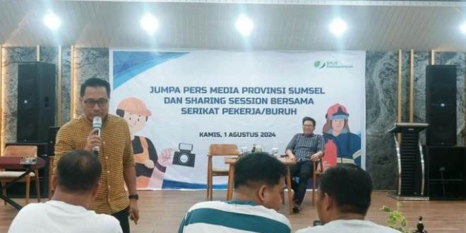 Kepala BPJS Ketenagakerjaan Kanwil Sumbagsel, Muhyidin, menyampaikan materi program perlindungan kepada pekerja pada Jumpa Pers Media Provinsi Sumatera Selatan (Sumsel) dan Sharing Session bersama Serikat Pekerja/Buruh di Royal PGC Golf Lounge Palembang, hari Kamis tanggal 1 Agustus 2024. (MusiNews.id/Hairudin)