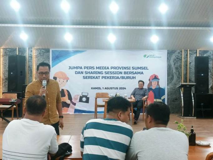 Kepala BPJS Ketenagakerjaan Kanwil Sumbagsel, Muhyidin, menyampaikan materi program perlindungan kepada pekerja pada Jumpa Pers Media Provinsi Sumatera Selatan (Sumsel) dan Sharing Session bersama Serikat Pekerja/Buruh di Royal PGC Golf Lounge Palembang, hari Kamis tanggal 1 Agustus 2024. (MusiNews.id/Hairudin)
