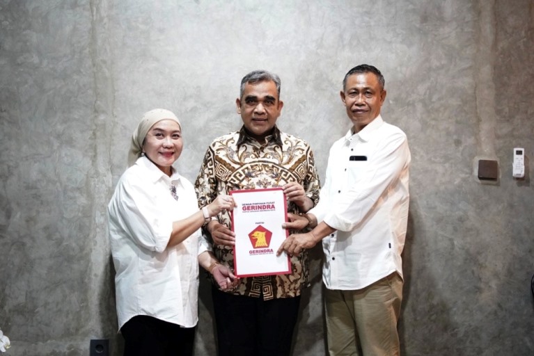 Hj. Lucianty dan H. Syaparuddin menerima Surat Dukungan yang diserahkan oleh Sekjen Partai Gerindra, Ahmad Muzani, untuk maju di Pilbup Kabupaten Muba tahun 2024. (Musi News / Edi Triono)