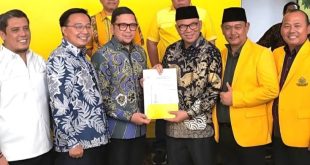 Wakil Ketua Umum (Waketum) Dewan Pimpinan Pusat (DPP) Partai Golkar, Ahmad Doli Kurnia, memberikan Surat Dukungan kepada H. Asri dan Irwan untuk maju di Pilbup Kabupaten PALI tahun 2024. (Musi News / SMSI Sumsel)