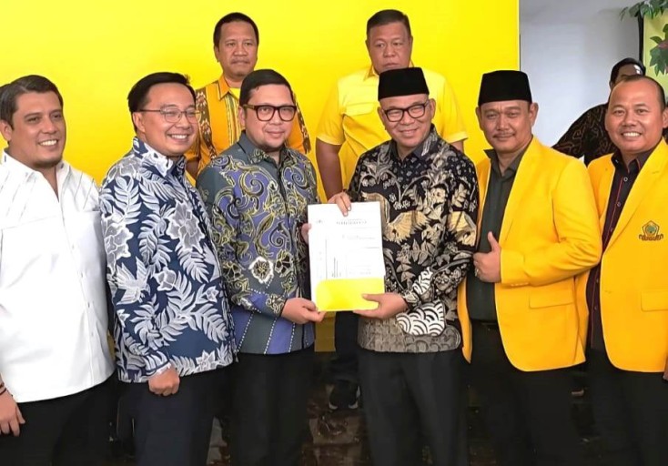 Wakil Ketua Umum (Waketum) Dewan Pimpinan Pusat (DPP) Partai Golkar, Ahmad Doli Kurnia, memberikan Surat Dukungan kepada H. Asri dan Irwan untuk maju di Pilbup Kabupaten PALI tahun 2024. (Musi News / SMSI Sumsel)