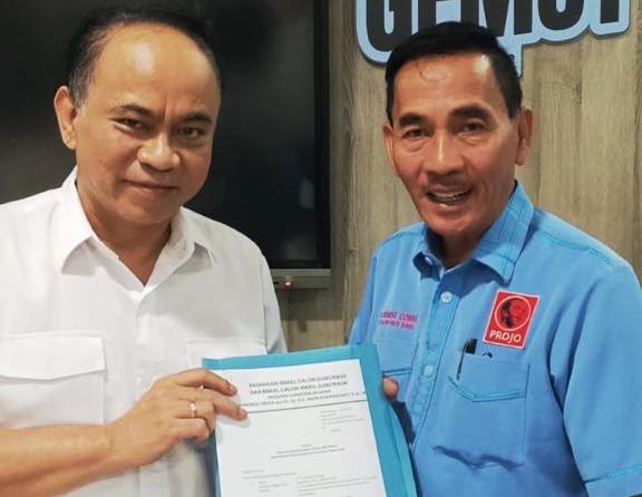 Ketua DPP PROJO, Budi Arie Setiadi, menyerahkan surat dukungan kepada Mawardi Yahya dan R.A. Anita Noeringhati untuk maju di Pilgub Sumsel, dan diterima oleh Ketua DPD PROJO Sumsel, H. Hidayat Comsu, hari Sabtu, tanggal 24 Agustus 2024. (Musi News / Hidayat Comsu)