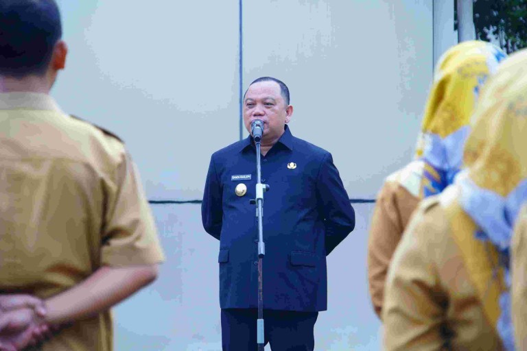 Sandi Fahlepi SP MSi mengingatkan kepada seluruh Aparatur Sipil Negara (ASN) dan staf di lingkungan Pemerintah Kabupaten Muba untuk disiplin jam kerja saat memimpin apel pagi di Halaman Kantor Bupati Muba, Senin (26/8/2024).