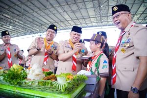Pj. Bupati Muba H Sandi Fahlepi menjadi Pembina upacara peringatan hari Pramuka ke-63 yang digelar Kwartir Cabang Gerakan Pramuka Musi Banyuasin di Stabel berkuda Sekayu, Selasa (27/08/2024).