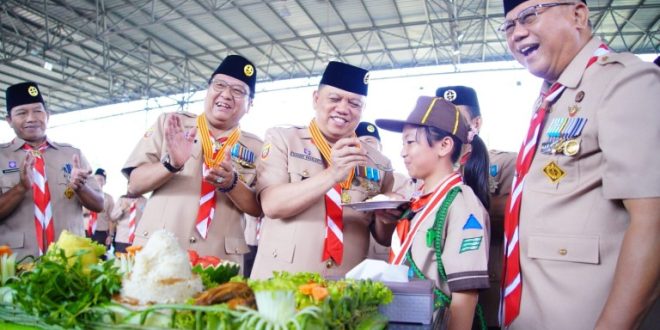 Pj. Bupati Muba H Sandi Fahlepi menjadi Pembina upacara peringatan hari Pramuka ke-63 yang digelar Kwartir Cabang Gerakan Pramuka Musi Banyuasin di Stabel berkuda Sekayu, Selasa (27/08/2024).