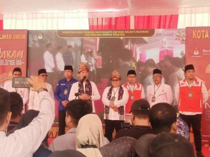 Bakal Calon Wali Kota Palembang, Yudha Pratomo Mahyuddin, saat memberikan keterangan kepada wartawan, setelah mendaftar sebagai Calon Wali Kota Palembang di KPU Kota Palembang, hari Selasa tanggal 27 Agustus 2024. (Musi News)