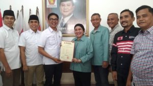Hj. Lucianty dan H. Syaparuddin menerima Surat Persetujuan Pencalonan Bupati dan Wakil Bupati Kabupaten Musi Banyuasin dari Partai Gerindra, hari Selasa tanggal 27 Agustus 2024 di Sekayu. (Musi News / Edi Triono)