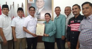 Hj. Lucianty dan H. Syaparuddin menerima Surat Persetujuan Pencalonan Bupati dan Wakil Bupati Kabupaten Musi Banyuasin dari Partai Gerindra, hari Selasa tanggal 27 Agustus 2024 di Sekayu. (Musi News / Edi Triono)