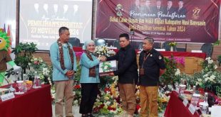 Hj. Lucianty dan H. Syaparuddin menyerahkan berkas pendaftaran sebagai Calon Bupati dan Calon Wakil Bupati Kabupaten Musi Banyuasin kepada Komisi Pemilihan Umum, hari Rabu tanggal 28 Agustus 2024. (MusiNews.id/Edi Triono)