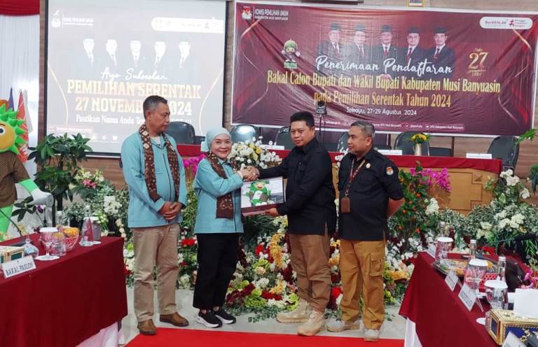 Hj. Lucianty dan H. Syaparuddin menyerahkan berkas pendaftaran sebagai Calon Bupati dan Calon Wakil Bupati Kabupaten Musi Banyuasin kepada Komisi Pemilihan Umum, hari Rabu tanggal 28 Agustus 2024. (MusiNews.id/Edi Triono)