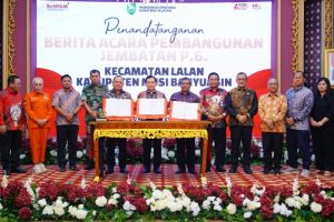 Elen Setiadi melakukan penandatanganan berita acara pembangunan Jembatan P. 6 Kecamatan Lalan Kabupaten Musi Banyuasin di Ruang Joglo Griya Agung, Jumat, (30/8/2024).