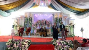 Bakal Calon Bupati dan Calon Wakil Bupati Kabupaten Musi Banyuasin, Hj. Lucianty dan H. Syaparuddin, menghadiri acara resepsi pernikahan di Desa Sumber Harum, Kecamatan Tungkal Jaya, pada hari Sabtu tanggal 31 Agustus 2024.