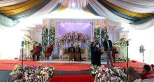 Bakal Calon Bupati dan Calon Wakil Bupati Kabupaten Musi Banyuasin, Hj. Lucianty dan H. Syaparuddin, menghadiri acara resepsi pernikahan di Desa Sumber Harum, Kecamatan Tungkal Jaya, pada hari Sabtu tanggal 31 Agustus 2024.