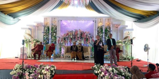 Bakal Calon Bupati dan Calon Wakil Bupati Kabupaten Musi Banyuasin, Hj. Lucianty dan H. Syaparuddin, menghadiri acara resepsi pernikahan di Desa Sumber Harum, Kecamatan Tungkal Jaya, pada hari Sabtu tanggal 31 Agustus 2024.