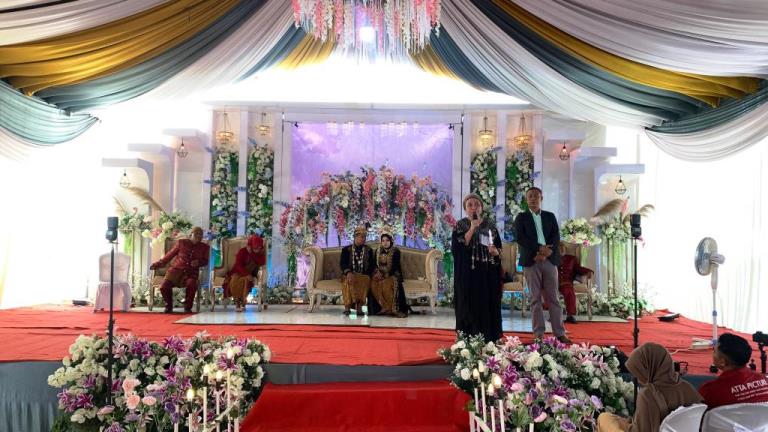 Bakal Calon Bupati dan Calon Wakil Bupati Kabupaten Musi Banyuasin, Hj. Lucianty dan H. Syaparuddin, menghadiri acara resepsi pernikahan di Desa Sumber Harum, Kecamatan Tungkal Jaya, pada hari Sabtu tanggal 31 Agustus 2024.