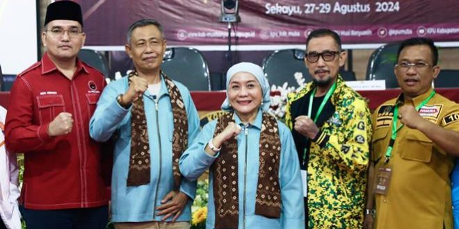 Bakal Calon Bupati dan Calon Wakil Bupati Kabupaten Musi Banyuasin, Hj. Lucianty dan H. Syaparuddin, foto bersama Ketua Partai Pengusung di Pemilihan Kepala Daerah Tahun 2024. (MusiNews.id/Hairudin)