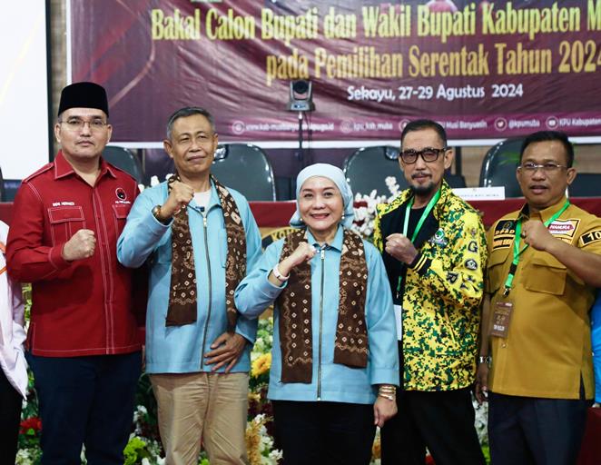 Bakal Calon Bupati dan Calon Wakil Bupati Kabupaten Musi Banyuasin, Hj. Lucianty dan H. Syaparuddin, foto bersama Ketua Partai Pengusung di Pemilihan Kepala Daerah Tahun 2024. (MusiNews.id/Hairudin)