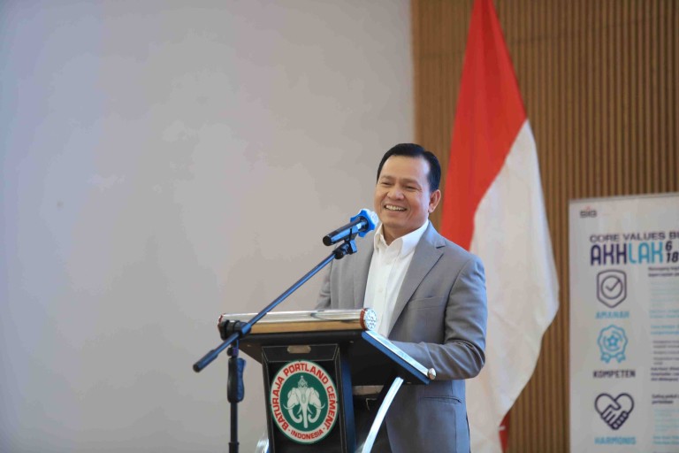 Elen Setiadi, SH. M.S.E meresmikan Jembatan Sako (T3) di Aula Wisma Ganesha, Perkantoran PT. Semen Baturaja Tbk, dalam kunjungan kerjanya ke Kabupaten Ogan Komering Ulu (OKU), Selasa (20/8/2024).