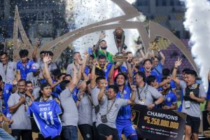 Arema FC mengalahkan Borneo FC lewat adu penalti dengan skor 4-3 (1-1) pada final yang berlangsung di Stadion Manahan, Solo, Minggu (4/8).