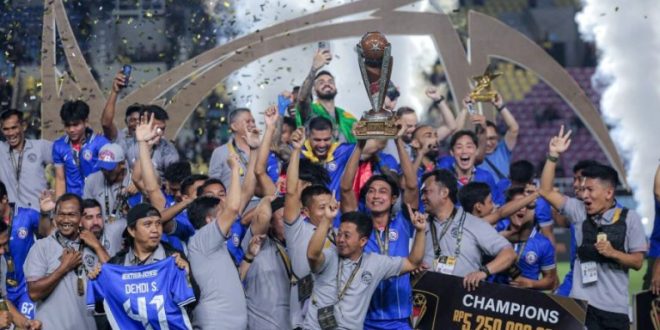 Arema FC mengalahkan Borneo FC lewat adu penalti dengan skor 4-3 (1-1) pada final yang berlangsung di Stadion Manahan, Solo, Minggu (4/8).
