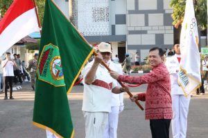 Elen Setiadi melepas para Atlet Sumsel untuk mengikuti pentas olahraga Nasional yang akan diselenggarakan pada tanggal 8 september 2024 mendatang, pelepasan diadakan dihalaman kantor Gubernur, Palembang (23/08/2024).