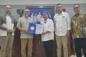 Hj. Lucianty dan H. Syaparuddin menerima Surat Persetujuan Pencalonan sebagai Bupati dan Wakil Bupati Kabupaten Musi Banyuasin dari Partai Amanat Nasional, hari Senin tanggal 5 Agustus 2024 di Kantor DPP PAN, Jakarta. (Musi News / Edi Triono)