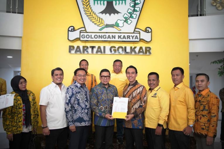 Bakal Calon Bupati Kabupaten Ogan Komering Ilir, Muchendi Mahzarekki dan Supriyanto, menerima Surat Persetujuan Pencalonan dari Partai Golongan Karya, hari Senin tanggal 5 Agustus 2024 di Kantor DPP Partai Golkar. (Musi News / Edi Triono)