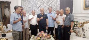 Tokoh Masyarakat Kota Lubuklinggau, Sulaiman Kohar, menerima kedatangan Yopi Karim dan Fauzi H. Amro dalam rangka silaturahim menjelang Pemilihan Wali Kota Lubuklinggau, hari Senin tanggal 5 Agustus 2024. (Musi News / Jamil Sikumbang)